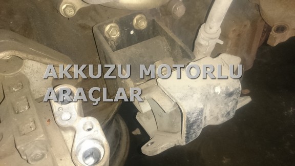 NİSSAN NP300 ÇIKMA MOTOR KULAĞI