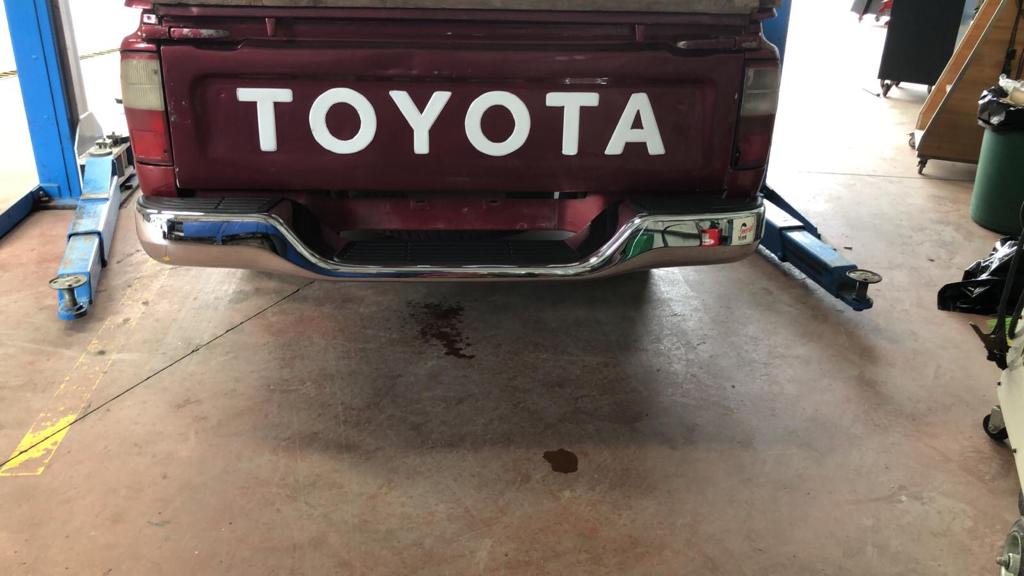TOYOTA HİLUX ESKİ MODEL ARKA TAMPON