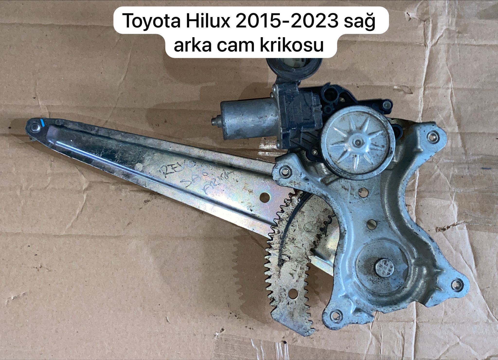TOYOTA HİLUX SAĞ ARKA CAM KRİKOSU -X14042025-320