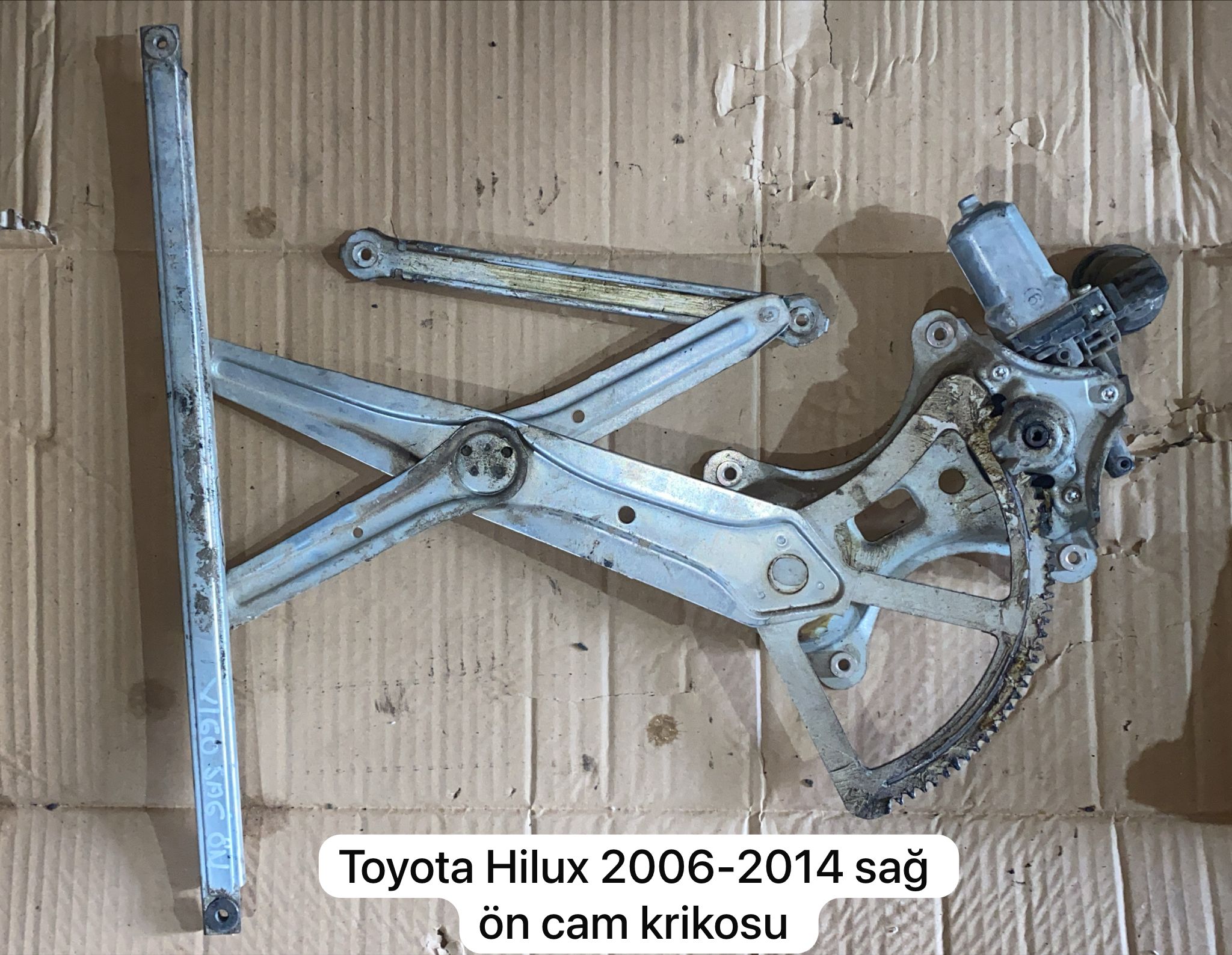 TOYOTA HİLUX SAĞ ÖN CAM KRİKOSU -X14042025-471