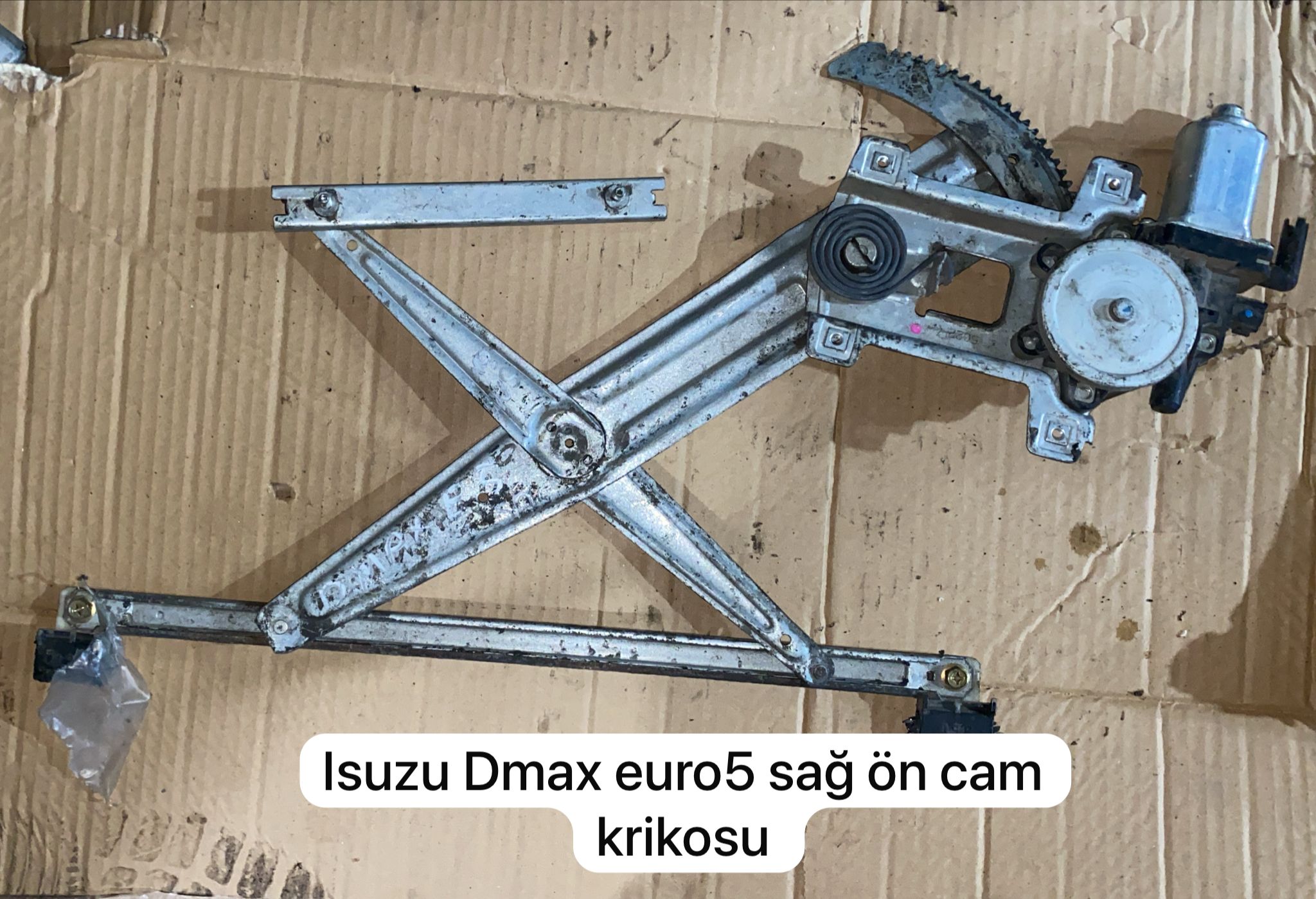 ISUZU DMAX SAĞ ÖN CAM KRİKOSU -X14042025-481