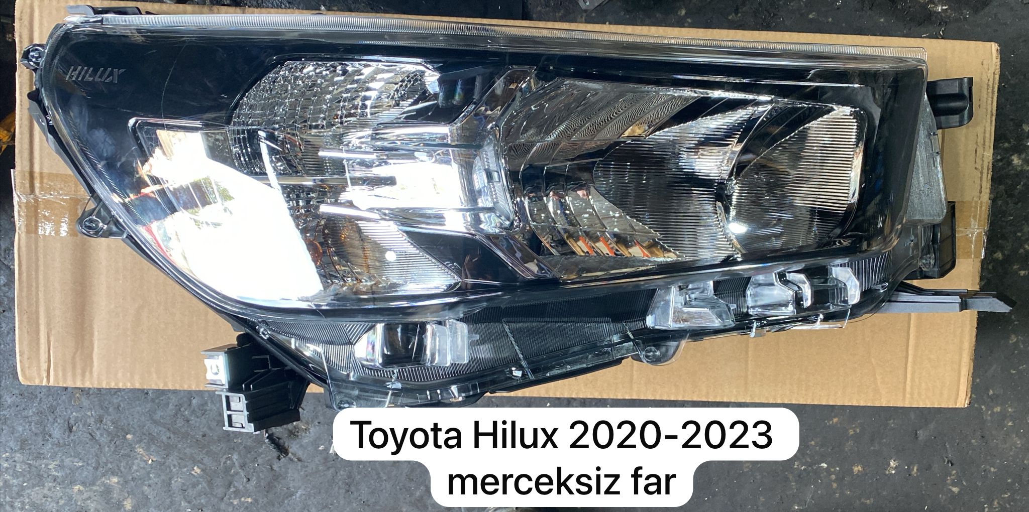 TOYOTA HİLUX MERCEKSİZ FAR