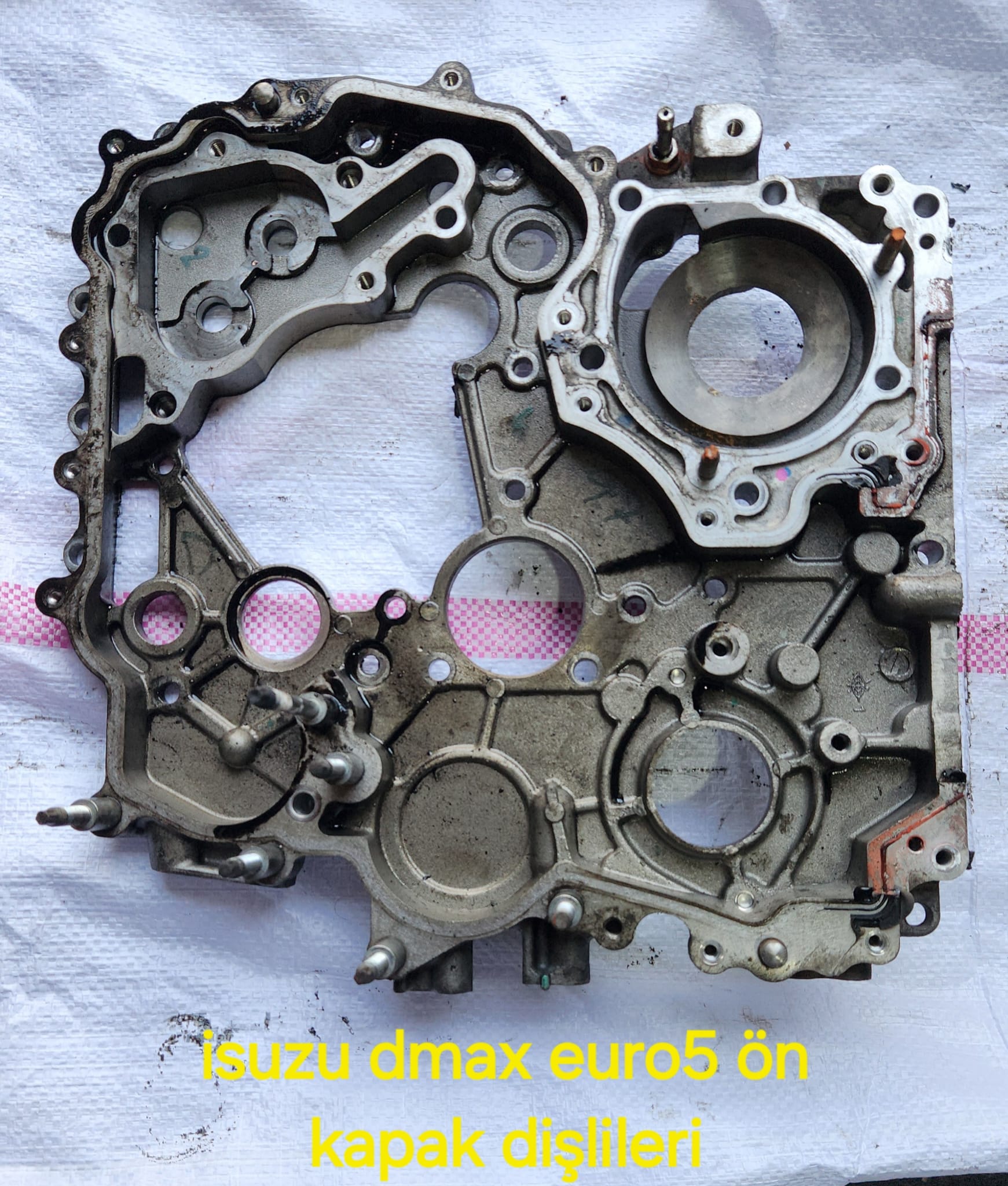 ISUZU DMAX EURO5 ÖN DİŞLİ KAPAĞI -X14042025-2609